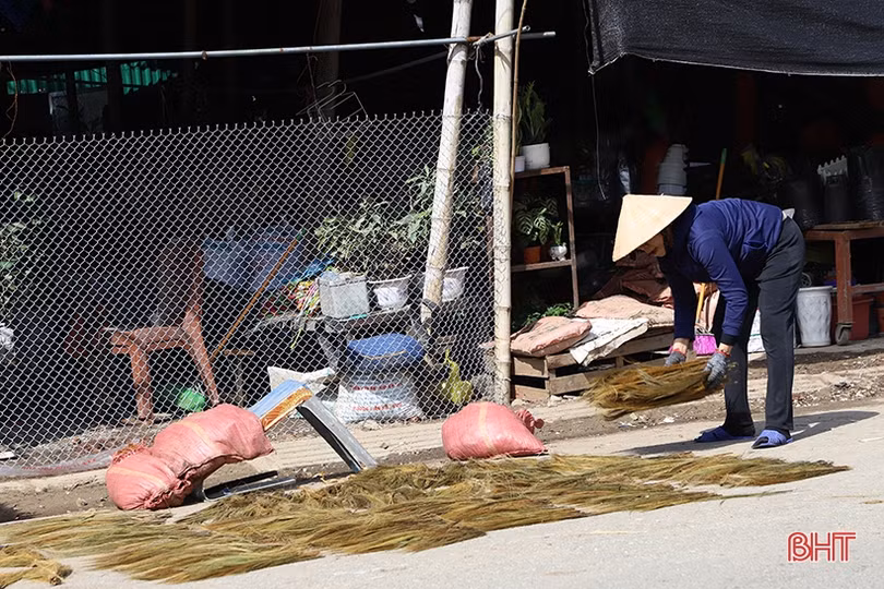 Tranh thủ trời nắng, tiểu thương Hà Tĩnh phơi hàng hóa sau mưa lũ