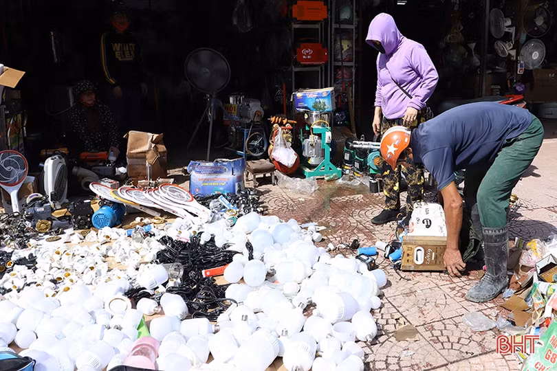 Tranh thủ trời nắng, tiểu thương Hà Tĩnh phơi hàng hóa sau mưa lũ