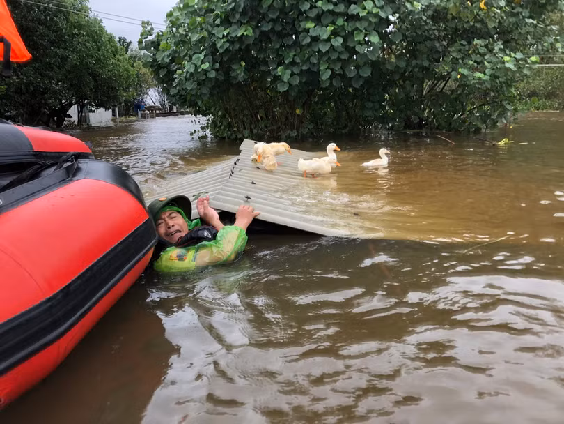 PVC và đội xuồng hơi Hà Nội giải cứu 91 người dân kẹt trong vùng lũ