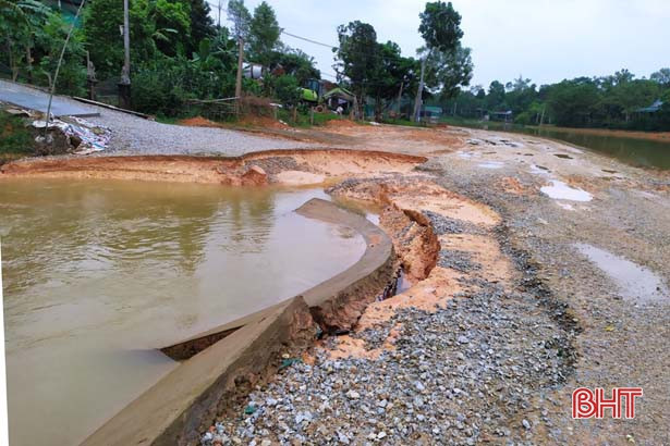 Nhiều tuyến đường ở Vũ Quang bị sạt lở nghiêm trọng do mưa lũ