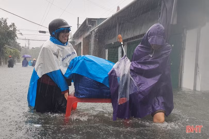 Nước lũ lên nhanh, người dân TP Hà Tĩnh đổ xô mua lương thực tích trữ