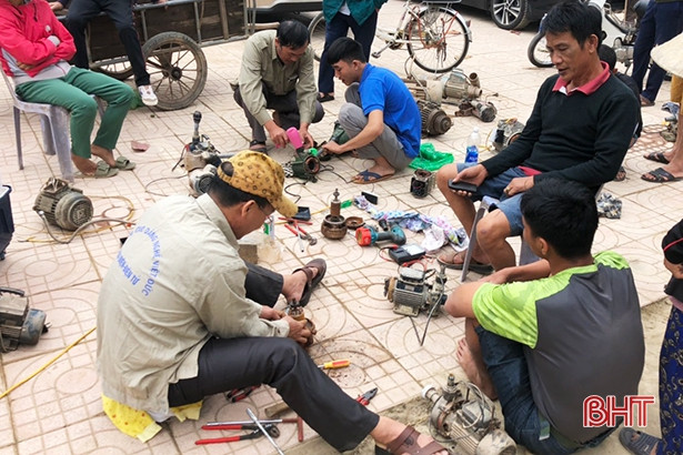 Thầy trò trường nghề Hà Tĩnh sửa xe máy, đồ điện miễn phí cho người dân