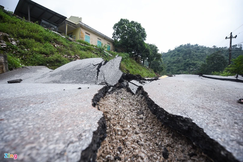 Quốc lộ 12A bị nứt gãy như động đất