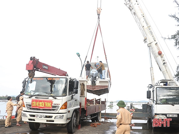 Công an Hà Tĩnh tiếp nhận 1 chiếc ca nô phục vụ cứu hộ, cứu nạn