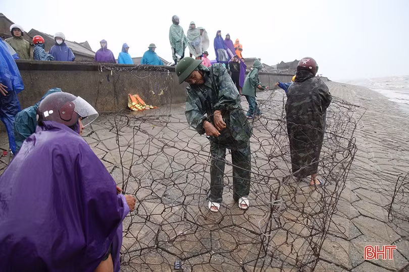 Huy động cả trăm người ứng cứu đê biển bị sạt lở ở Cẩm Nhượng