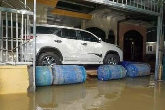 Nhiều cách bảo vệ ôtô độc đáo trong mùa lũ lụt ảnh 3 Nhiều cách bảo vệ ôtô độc đáo trong mùa lũ lụt
