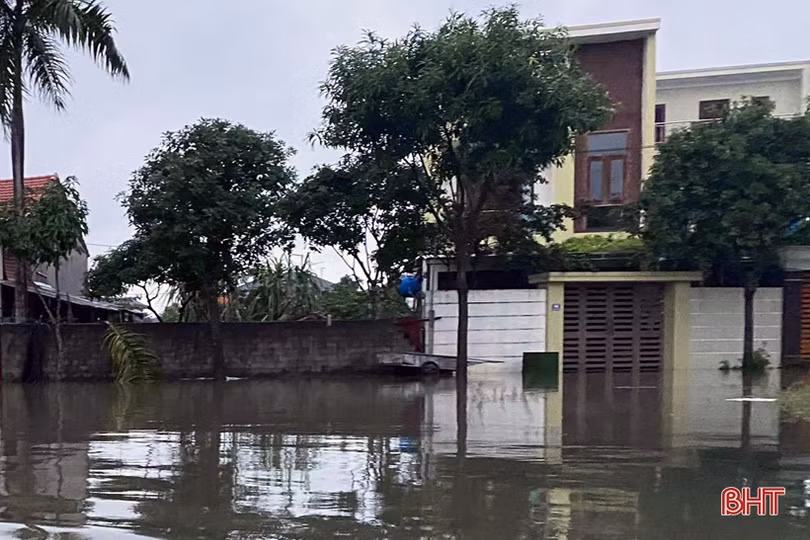 Sáng nay, nhiều phường ở TP Hà Tĩnh vẫn ngập sâu trong nước