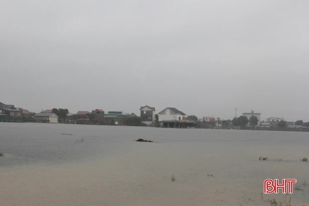 Lũ trên các sông lớn ở Hà Tĩnh xuống chậm, nguy cơ ngập lụt còn cao