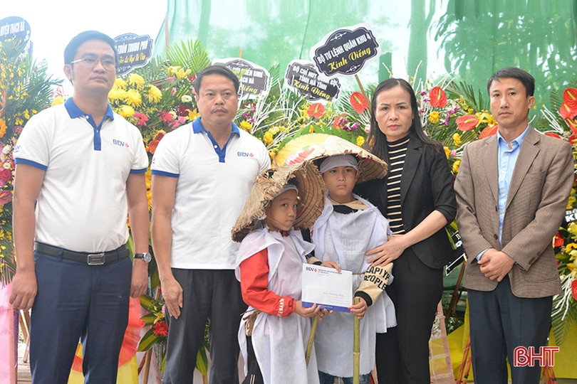 Trao 60 triệu đồng cho các thân nhân liệt sỹ Hà Tĩnh hy sinh ở Quảng Trị