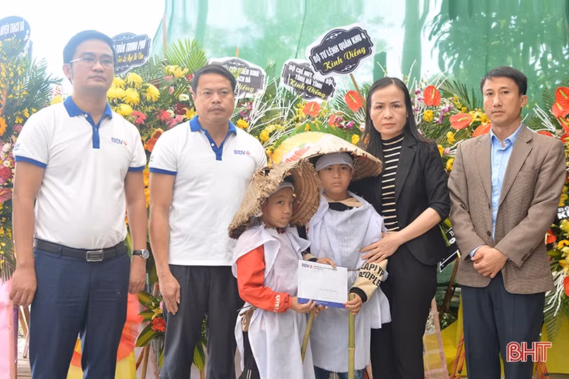 Trao 60 triệu đồng cho các thân nhân liệt sỹ Hà Tĩnh hy sinh ở Quảng Trị