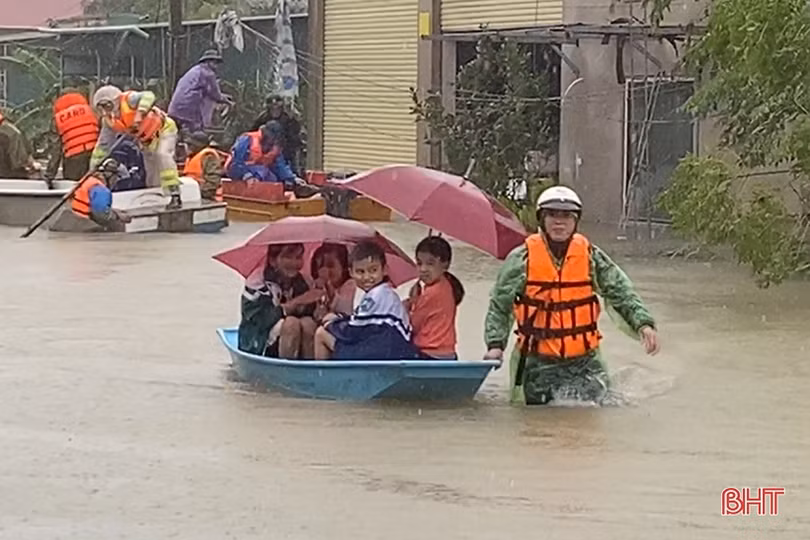 Công an Thạch Hà giải cứu nhiều hộ dân mắc kẹt vì ngập lũ