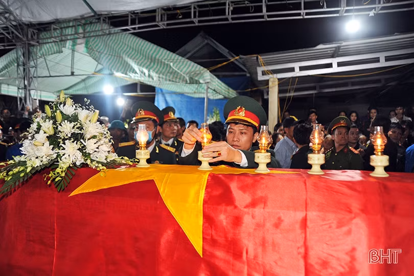 Dâng hương tưởng niệm các liệt sỹ hy sinh tại Quảng Trị