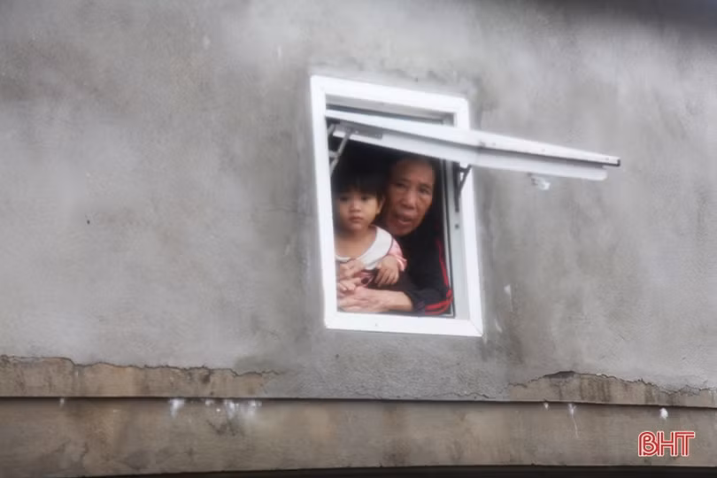 Mênh mông biển nước nhấn chìm hàng chục nghìn nhà dân ở Hà Tĩnh