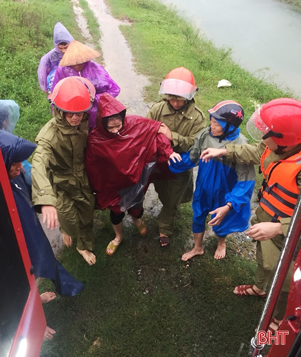 Công an Hà Tĩnh đưa sản phụ vượt lũ đến bệnh viện sinh con