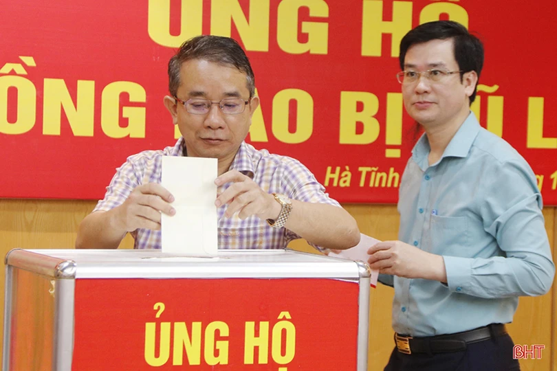 Cán bộ, công chức Hà Tĩnh quyên góp ủng hộ bà con vùng lũ