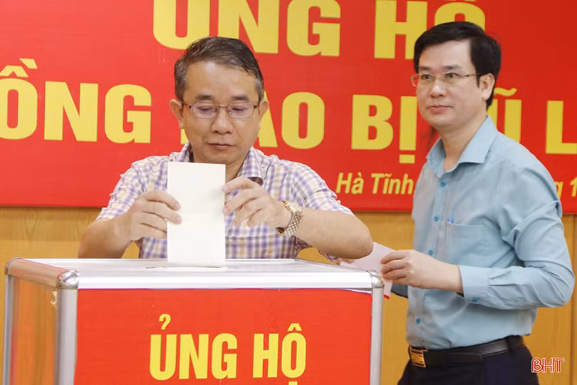 Cán bộ, công chức Hà Tĩnh quyên góp ủng hộ bà con vùng lũ