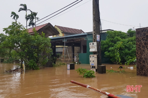 70% khách hàng ở “tâm lũ” Hà Tĩnh được cấp điện trở lại