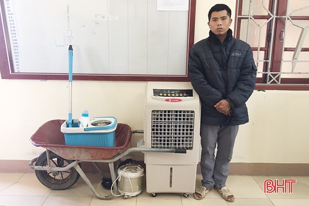 Lẻn vào trộm tài sản khi hàng xóm đi tránh lũ