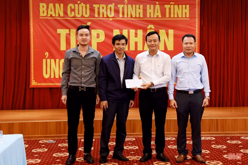 Hơn 320 tổ chức, cá nhân ủng hộ đồng bào vùng lũ Hà Tĩnh 24 tỷ đồng 