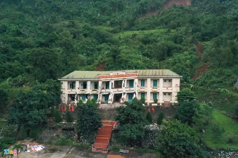 Quốc lộ 12A bị nứt gãy như động đất