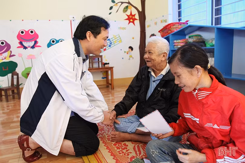 Bí thư Tỉnh ủy thăm hỏi, động viên người dân vùng lũ Cẩm Xuyên