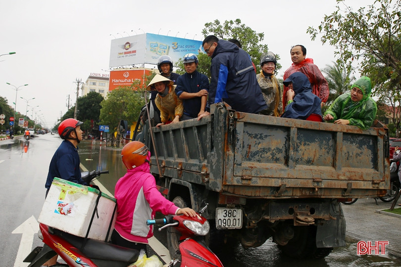 Hà Tĩnh: Nhiều xe tải lớn làm “taxi” miễn phí cho người dân vùng lụt