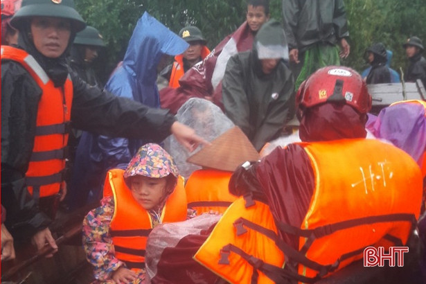 Thị xã Kỳ Anh di dời khẩn cấp hơn 1.000 người ra khỏi vùng nguy hiểm