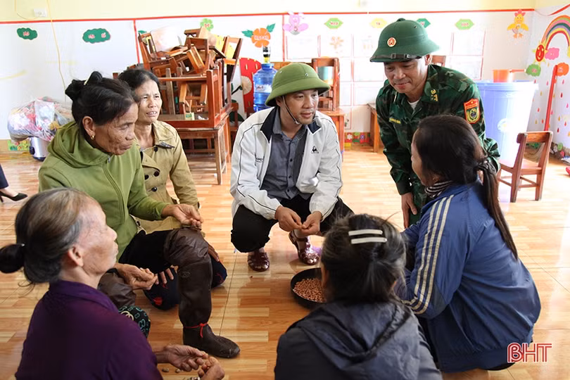 Bí thư Tỉnh ủy thăm hỏi, động viên người dân vùng lũ Cẩm Xuyên