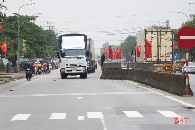 Nhiều đoạn Quốc lộ 1 hư hỏng nặng do mưa lũ