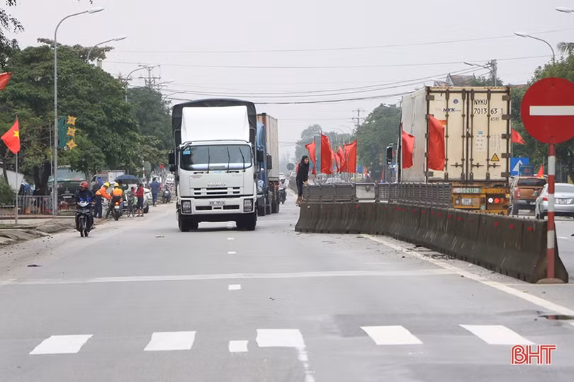 Nhiều đoạn Quốc lộ 1 hư hỏng nặng do mưa lũ