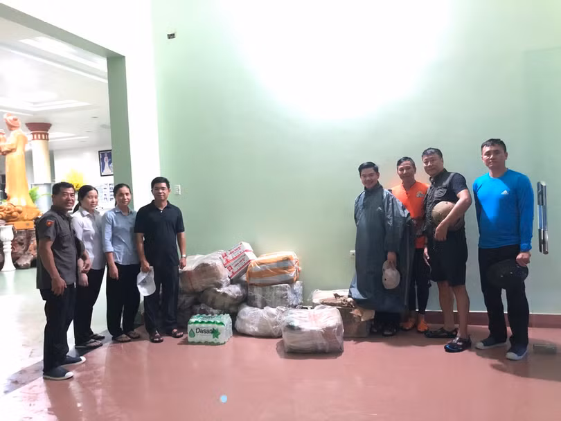 PVC và đội xuồng hơi Hà Nội giải cứu 91 người dân kẹt trong vùng lũ