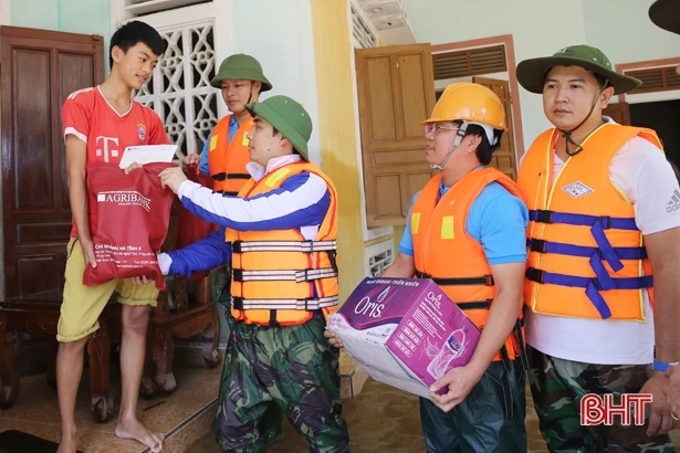 Nhiều tình cảm hỗ trợ đến với người dân vùng lũ