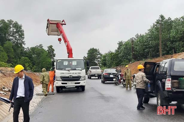 Nhanh chóng khắc phục sự cố hệ thống điện lưới ở Vũ Quang
