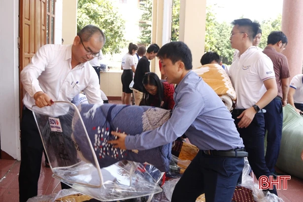 Nhiều tình cảm hỗ trợ đến với người dân vùng lũ