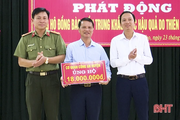 Cán bộ, công chức Hà Tĩnh quyên góp ủng hộ bà con vùng lũ