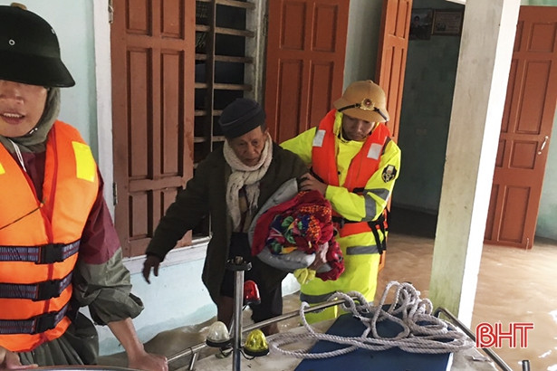 Cảnh sát đường thủy luồn ca-nô ứng cứu người dân “rốn lũ” Hà Tĩnh