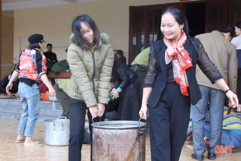 Các tổ chức, cá nhân tiếp tục ủng hộ bà con vùng lũ Hà Tĩnh