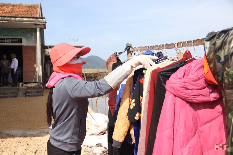 Hơn 1.000 cán bộ, chiến sĩ TX Kỳ Anh giúp dân khắc phục hậu quả mưa lũ