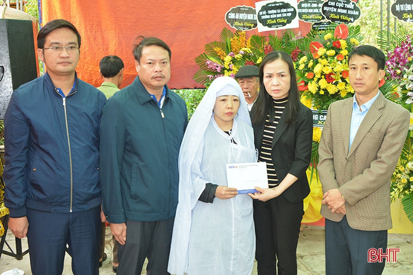 Trao 60 triệu đồng cho các thân nhân liệt sỹ Hà Tĩnh hy sinh ở Quảng Trị