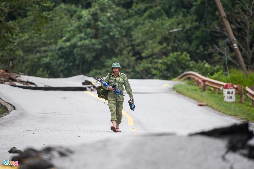 Quốc lộ 12A bị nứt gãy như động đất