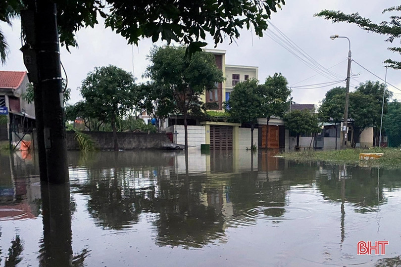 Sáng nay, nhiều phường ở TP Hà Tĩnh vẫn ngập sâu trong nước