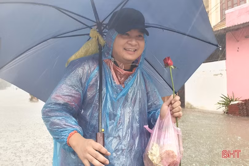 Nước lũ lên nhanh, người dân TP Hà Tĩnh đổ xô mua lương thực tích trữ