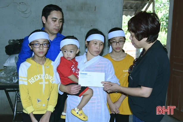 Thêm nhiều phần quà ý nghĩa hướng về người dân vùng lũ Hà Tĩnh