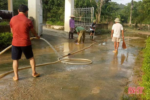 Người dân các địa phương ở Hà Tĩnh tập trung xử lý môi trường sau lũ