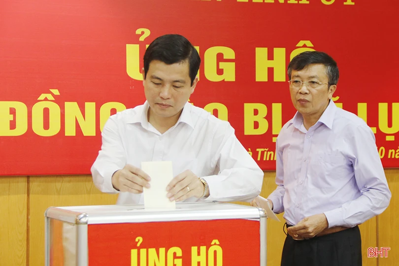 Cán bộ, công chức Hà Tĩnh quyên góp ủng hộ bà con vùng lũ