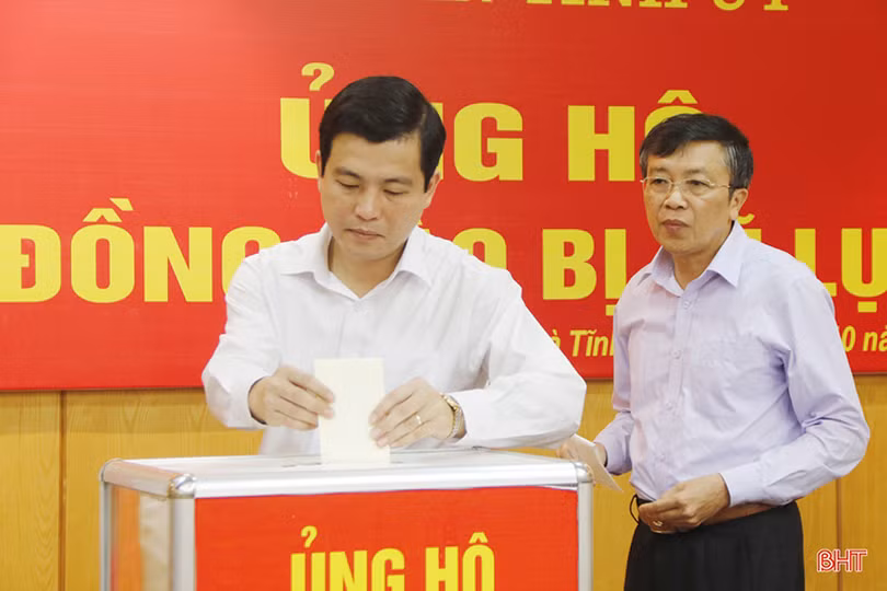 Cán bộ, công chức Hà Tĩnh quyên góp ủng hộ bà con vùng lũ