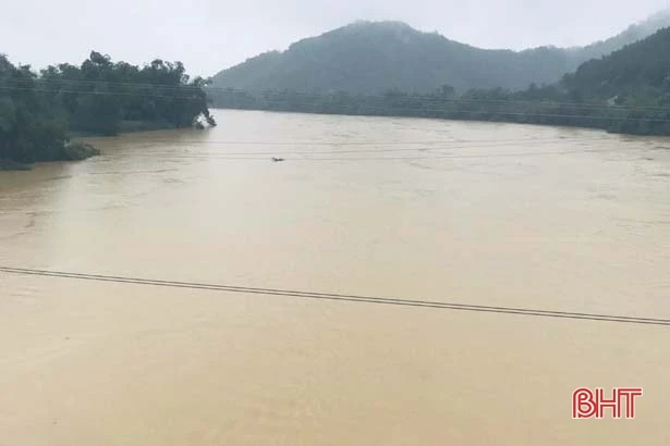 Lũ trên các sông lớn ở Hà Tĩnh xuống chậm, nguy cơ ngập lụt còn cao