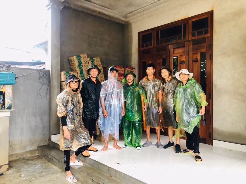 PVC và đội xuồng hơi Hà Nội giải cứu 91 người dân kẹt trong vùng lũ