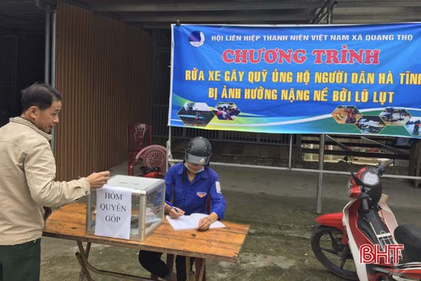 Tuổi trẻ Vũ Quang “Rửa xe gây quỹ” ủng hộ người dân vùng lũ Cẩm Xuyên