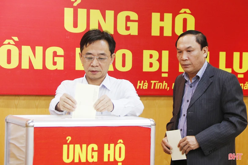 Cán bộ, công chức Hà Tĩnh quyên góp ủng hộ bà con vùng lũ